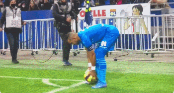 里贝里儿子赛义夫身穿阿尔及利亚球衣自拍，引起热议