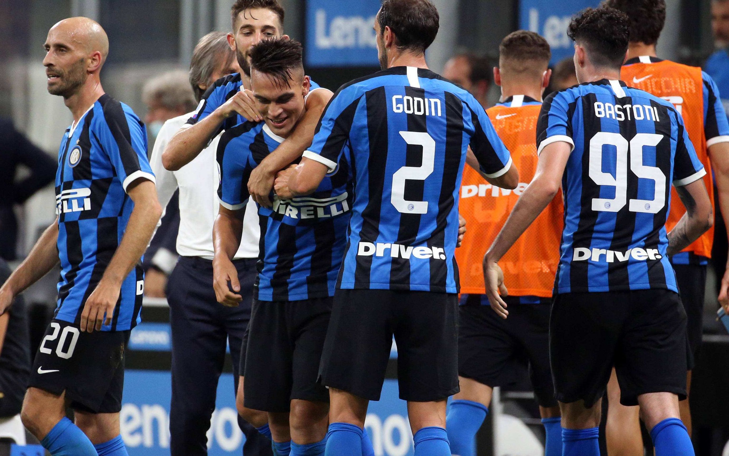 秀西班牙语，弗里克和记者开玩笑：搞什么，你们这些混蛋？（弗里克秀西班牙语与记者打趣：你们这是搞什么，伙计们？）