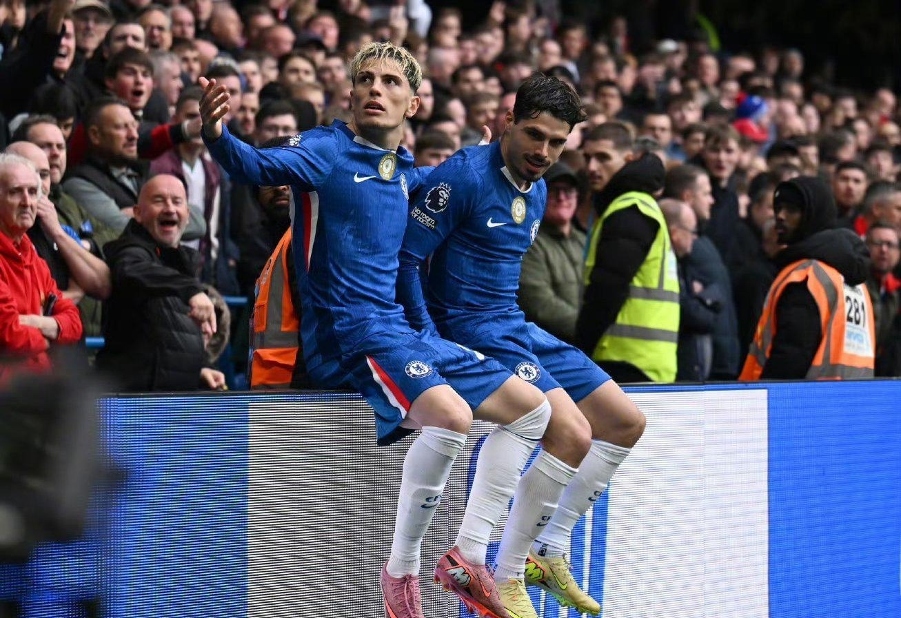 邹市明从奥运冠军到创业失败，经历挫折与反思，展现人生选择与责任的复杂性。（从奥运桂冠到创业折戟，邹市明的挫败与自省，映照人生抉择与担当的多面性）