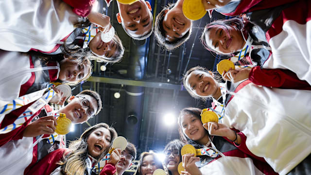 詹姆斯时隔14年再次来蓉，现场表白“我太爱成都了”，球迷冒雨齐聚万象城集体高呼“LBJ”（阔别14年詹姆斯再访成都：现场告白“太爱成都”，万象城球迷冒雨齐喊“LBJ”）