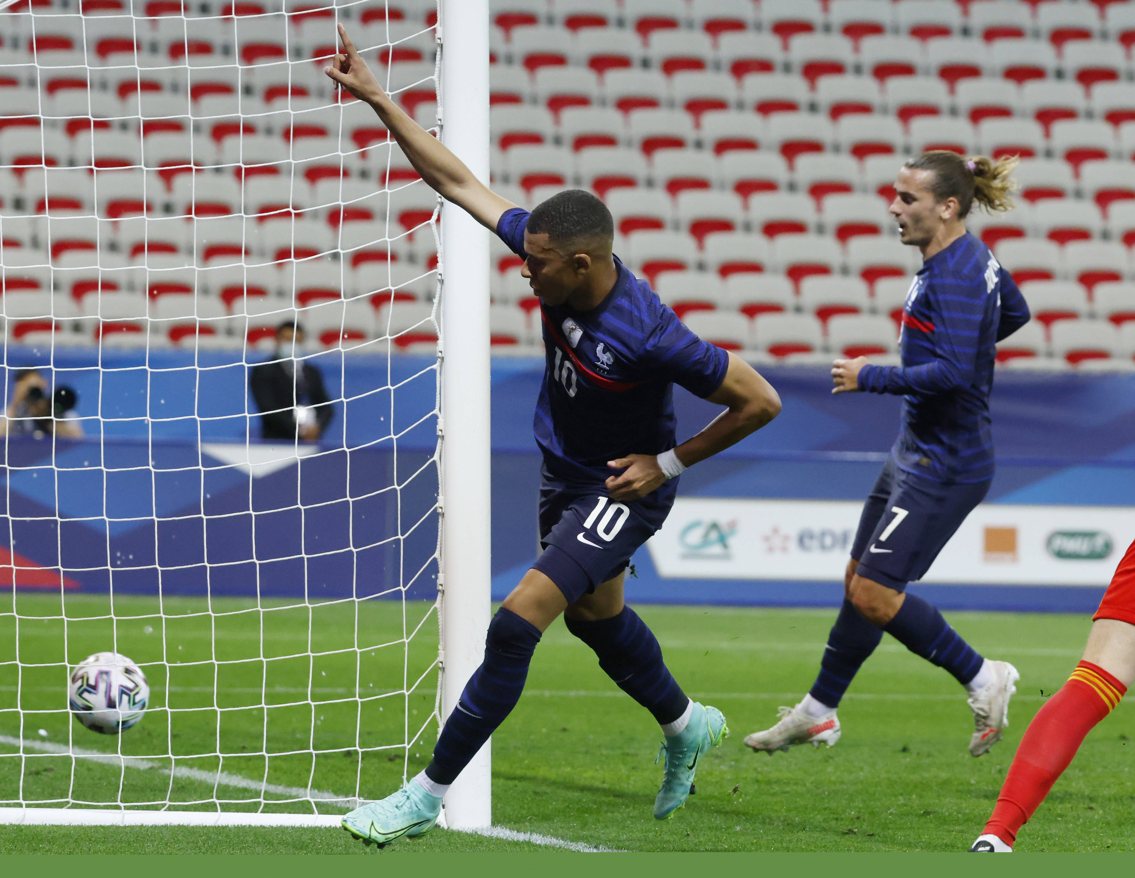 欧冠淘汰赛前瞻：巴萨主场迎战曼联,（欧冠淘汰赛看点：巴萨主场对决曼联）