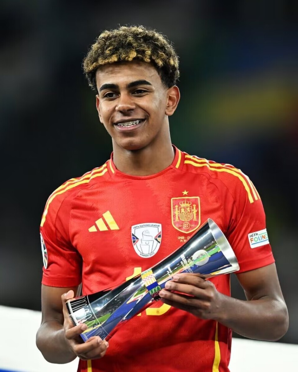 国安众将：第一个冠军很激动，感谢球迷，这个赛季不容易（国安将士：首冠振奋人心，感恩球迷，致敬艰难赛季）