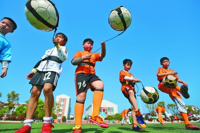 又是逆转！巴萨主场战胜马竞！目前领先四分稳居榜首～（巴萨再度逆转，主场击败马竞！领先4分稳居榜首）