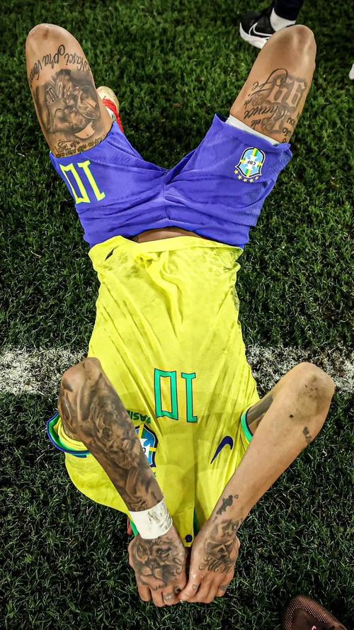 全国滑雪爱好者齐聚崇礼雪场炫技（全国滑雪达人汇聚崇礼雪场上演炫技）