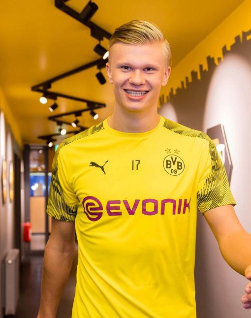 巴萨遭遇危险对手！法兰克福进攻凶猛防守漏洞百出，欧冠生死战提前上演（欧冠生死前哨战：巴萨硬碰法兰克福，对手进攻凶猛、后防漏洞频出）