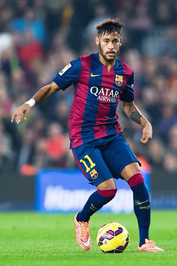 德甲战报：Y.迪奥曼德帽子戏法，RB莱比锡6-0狂胜法兰克福（德甲速递：RB莱比锡6-0横扫法兰克福，Y.迪奥曼德上演帽子戏法）